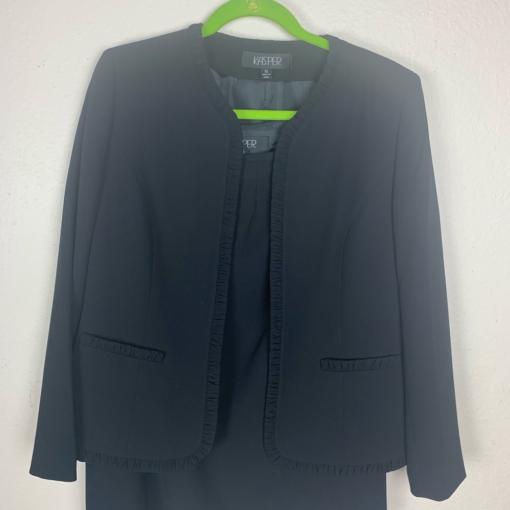 Kasper. Skirt three piece suite